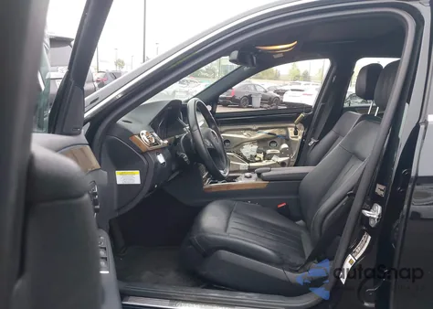 2010 Mercedes-Benz E 550 z USA, uszkodzony, nr VIN WDDHF7CB6AA045680